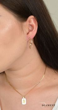 Złote kolczyki dwa wiszące kółka o falistej formie KL 10008. Nowoczesne kolczyki z wzorem połączonych kontur kółek o gładkiej (3).JPG